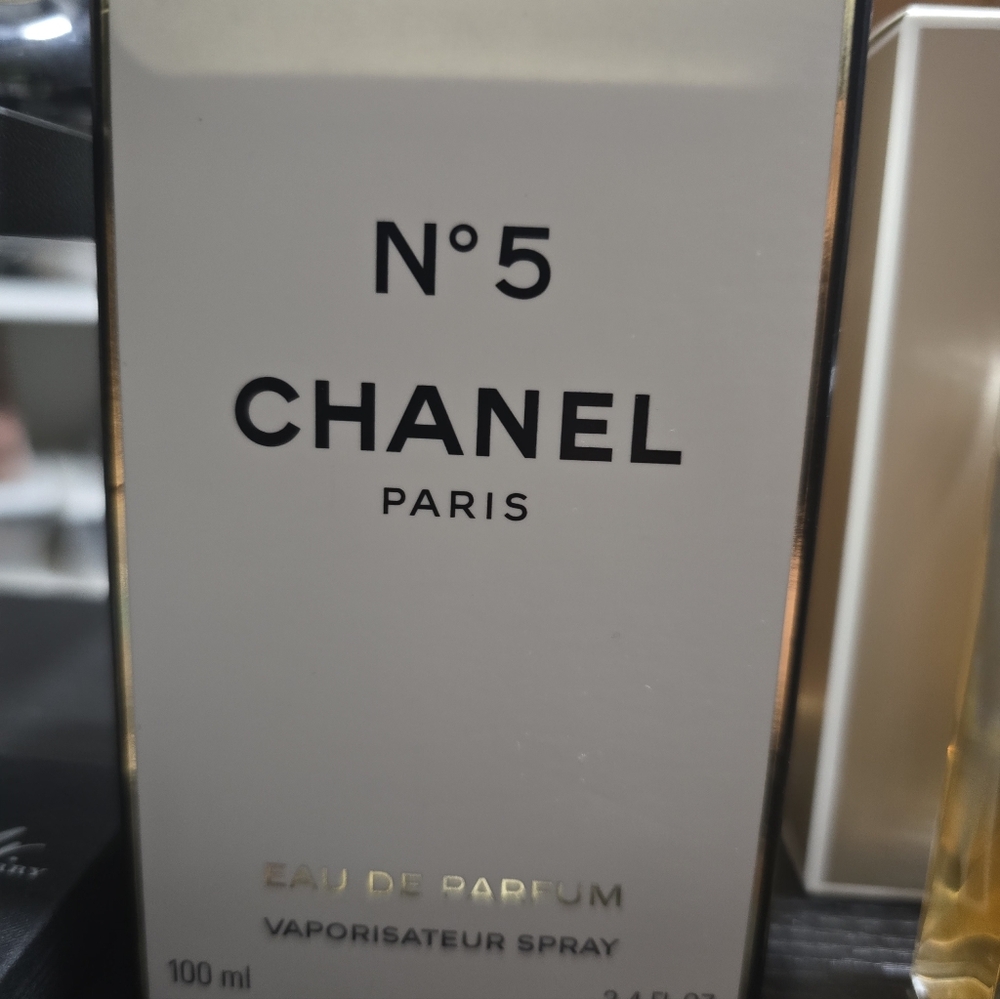 CHANEL N°5 Eau de Parfum in Black and Gold
